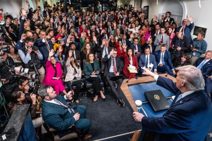 Donald Trump, ante una legión de periodistas en su rueda de prensa sobre Irán este lunes