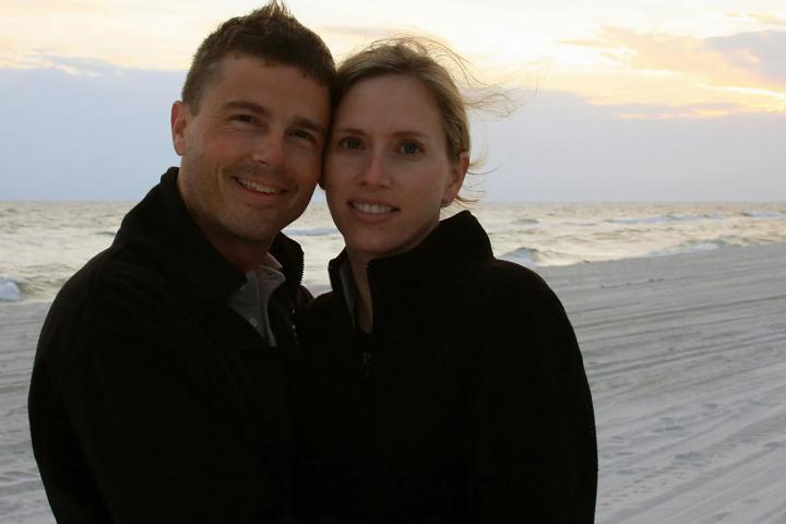 El comandante de la Artemis 2, Reid Wiseman, y su esposa, la enfermera Carroll Wiseman, en una imagen familiar.