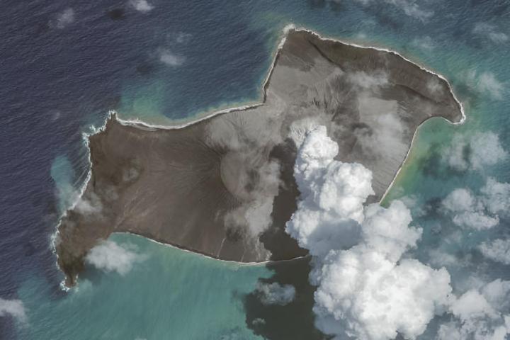 alt="alt="El volcán Hunga Tonga-Hunga Ha'apai el 6 de enero de 2022, antes de la erupción del 14 de enero de 2022""