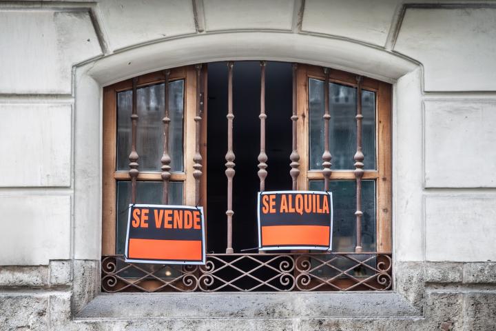 Imagen de archivo de dos carteles, uno de 'se vende' y otro de 'se alquila', en una vivienda en València.