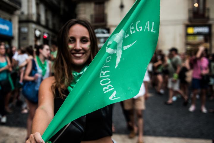 Imagen de archivo de una manifestación en defensa del derecho al aborto, en la plaza de Sant Jaume, en Barcelona (Cataluña).