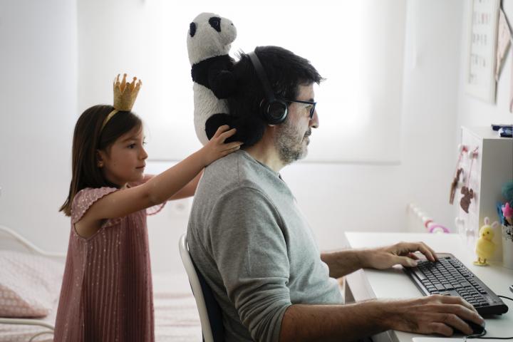 Una hija juega con su padre