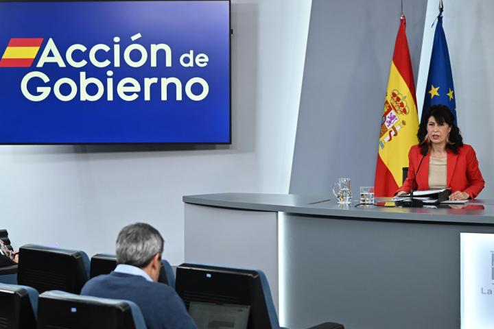 MADRID, 07/04/2026.-La ministra de Igualdad, Ana Redondo, en rueda de prensa tras la reunión del Consejo de Ministros, este martes en el Palacio de la Moncloa, en Madrid. EFE/ Fernando Villar