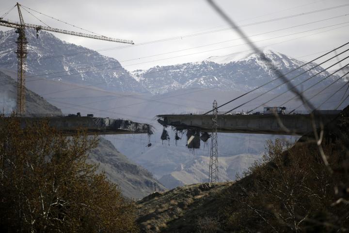 Parte del tren de Karaj, en construcción en Irán, tras ser bombardeado por EEUU.