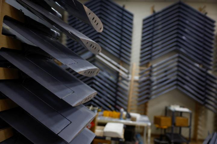 Piezas para el dron de largo alcance FP-1 en una planta de producción de Fire Point, en un lugar no revelado de Ucrania, 2 de abril de 2026.