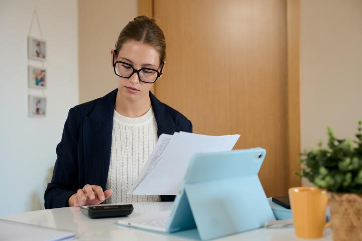Una mujer calcula sus impuestos