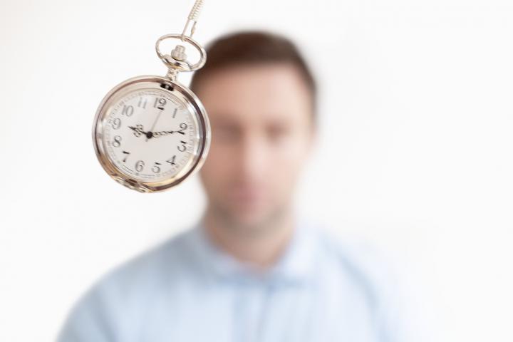 Una persona siendo hipnotizada