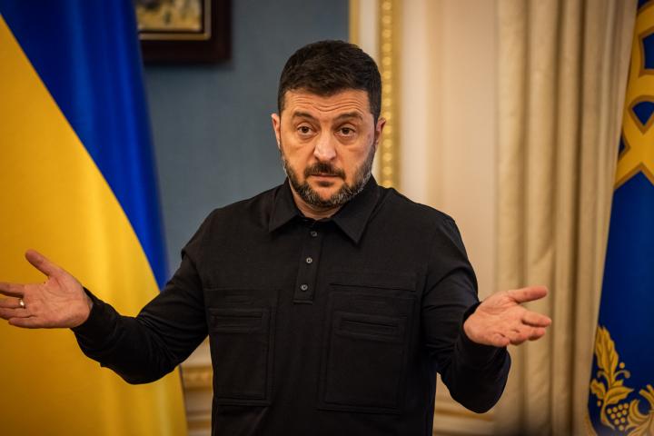 Zelenski con los brazos extendidos