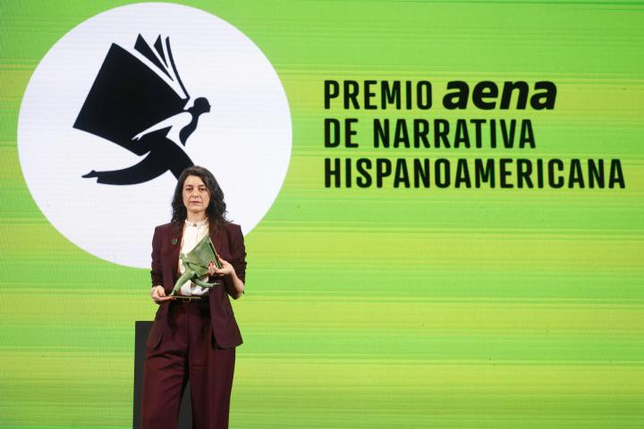 BARCELONA, 08/04/2026.- La escritora argentina Samantha Schweblin posa para los medios tras proclamarse ganadora del primer Premio Aena de Narrativa Hispanoamericana.
