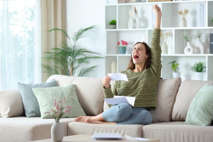 Mujer joven repasando sus facturas