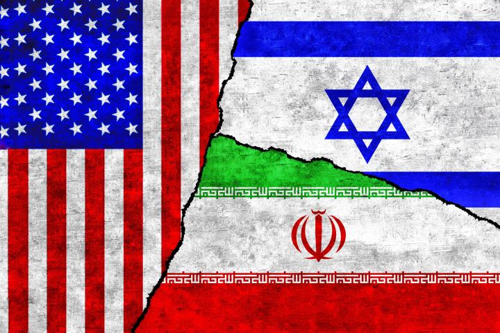 Ilustración con las banderas de Estados Unidos, Israel e Irán.