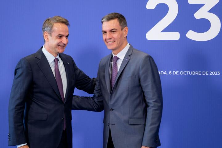 Kyriakos Mitsotakis y Pedro Sánchez, juntos en una reunión europea