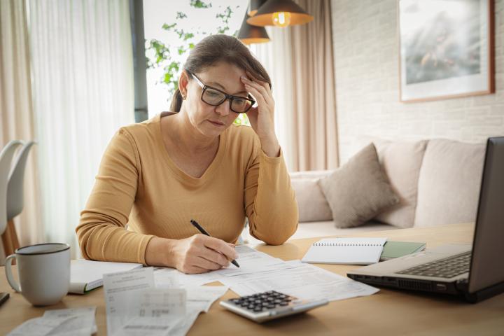 Una mujer haciendo la renta