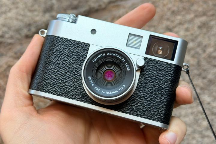 La Fujifilm X half. Una cámara que mezcla la estética clásica con funciones digitales.