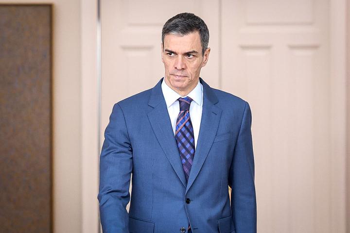 Pedro Sánchez, con gesto serio en La Moncloa