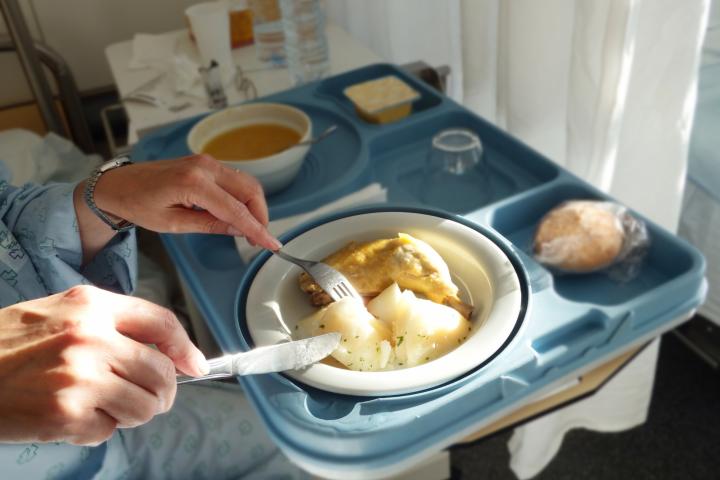 Un paciente comiendo en un hospital.