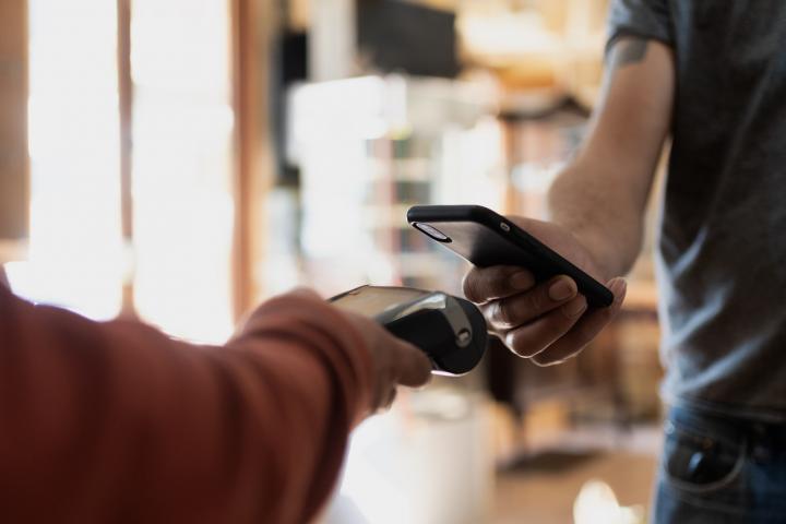 Una persona, pagando la cuenta en un bar.