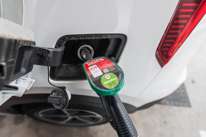 Una persona, repostando en Madrid.