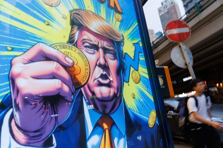 HONG KONG, CHINA - 2025/04/06: People walk past an advertisement feature Donald Trump with Bitcoin in Hong Kong on Sunday, April 6, 2025. Photo/May James
Varias personas pasan junto a un anuncio que muestra a Donald Trump con Bitcoin en Hong Kong, el 6 de abril de 2025.