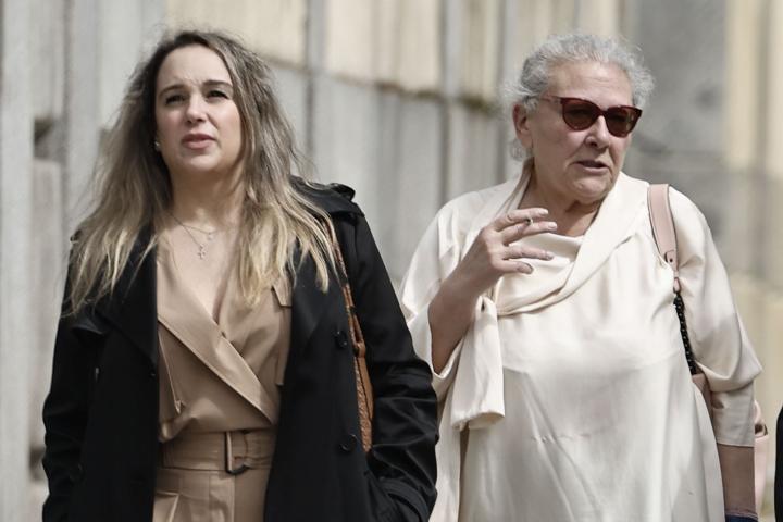 Carmen Pano y su hija Leonor a su salida este jueves del Tribunal Supremo donde prosigue el juicio a Ábalos, Koldo y Víctor de Aldama por el caso de las mascarillas.