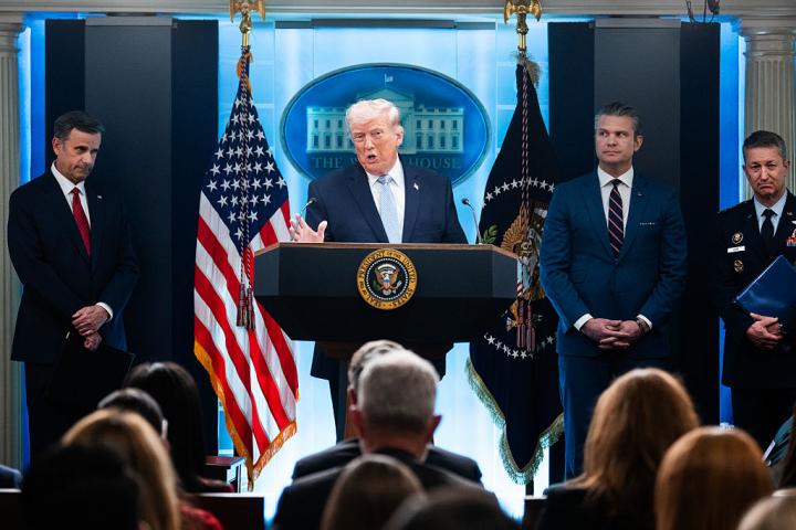 Dan Caine, en el extremo derecho de la fotografía, durante la rueda de prensa de Donald Trump y el Gobierno de EEUU sobre la guerra en Irán