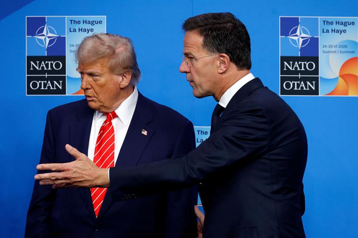 Donald Trump y Mark Rutte, conversando en una cumbre de la OTAN