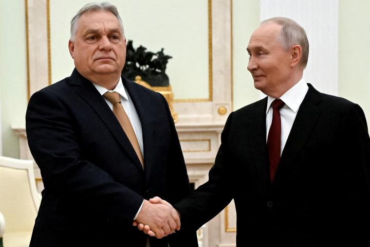 El presidente ruso, Vladimir Putin, estrecha la mano del primer ministro húngaro, Viktor Orban, durante una reunión en Moscú, el 28 de noviembre de 2025.