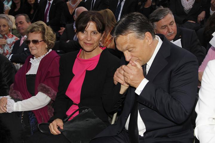 El primer ministro de Hungría, Viktor Orban, besa la mano a su esposa, Aniko Levai, antes de la ópera 'La flauta mágica', 13 de julio de 2012 en Ratisbona, (Alemania).