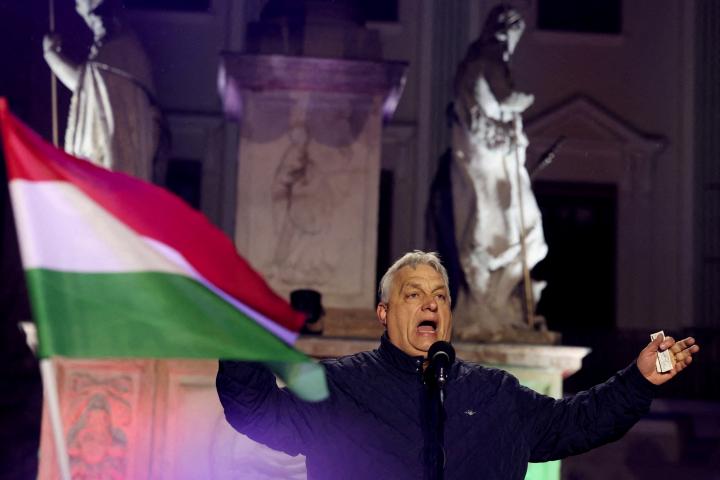 El primer ministro húngaro, Viktor Orbán, habla durante un mitin de su campaña electoral en Győr (Hungría), el 27 de marzo de 2026.
