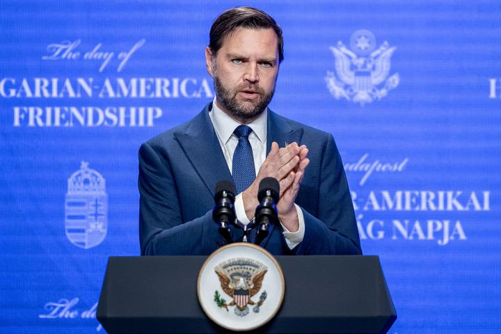 El vicepresidente de EEUU, J.D. Vance, antes de asistir a un mitin de campaña electoral del primer ministro de Hungría, Viktor Orban, el 7 de abril de 2026, en Budapest.