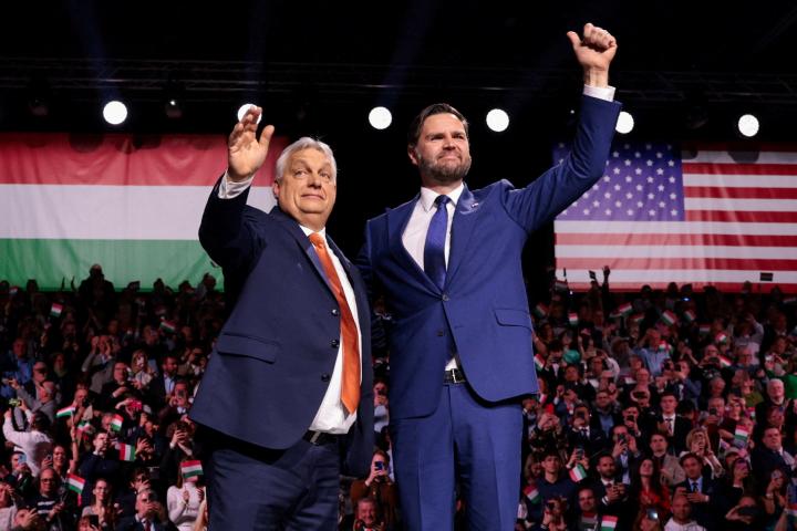 El vicepresidente de EEUU, J.D. Vance, y el primer ministro húngaro, Viktor Orbán, durante el llamado Día de la Amistad, en el MTK Sportpark de Budapest (Hungría), el 7 de abril de 2026.