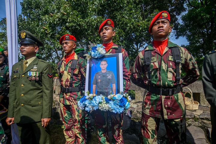 Entierro del mayor de Infantería Zulmi Aditya Iskandar, casco azul muerto en la misión de la ONU en Líbano, el 5 de abril de 2026, en Bandung (Indonesia).