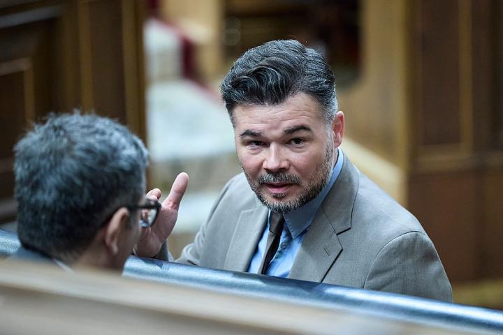 Gabriel Rufián charla con Félix Bolaños en el Congreso.