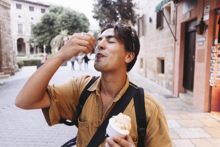 Un hombre comiendo un helado