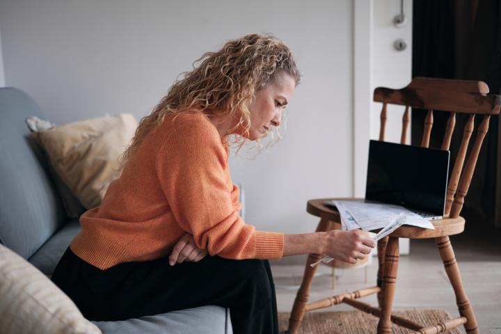 Una mujer trabaja con el ordenador