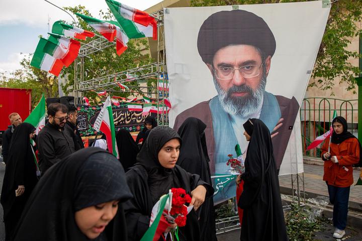 Manifestantes prorrégimen muestran un retrato de Mojtaba Jamenei en Teherán