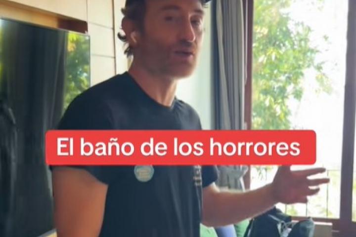 Manuel Burque, enseñando su hotel de Tailandia.