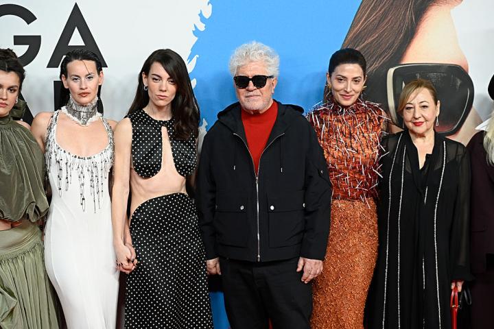 Pedro Almodóvar con las actrices de 'Amarga Navidad'.