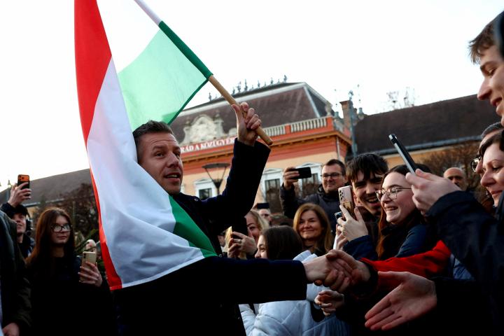 Peter Magyar, líder del partido opositor Tisza, llega a Balassagyarmat (Hungría), para un acto de su campaña electoral, el 25 de febrero de 2026.