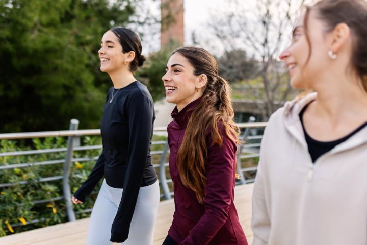 Un grupo de amigas camina