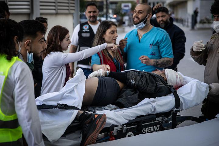 Un hombre herido en el masivo ataque aéreo israelí, que dejó al menos 254 muertos, es trasladado a un hospital en Beirut, el 8 de abril de 2026.
