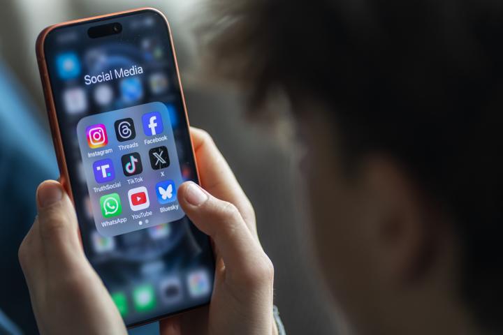 Un menor usando las redes sociales en su teléfono móvil.