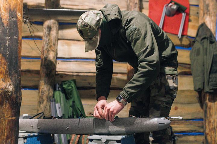Un soldado ucraniano, preparando un dron