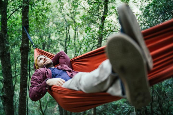 Hombre joven en una hamaca