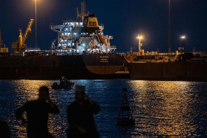 El buque granelero Albina, anclado en el puerto Sultan Qaboos de Mascate (Omán), el 22 de marzo de 2026, a causa del bloqueo parcial de Ormuz.