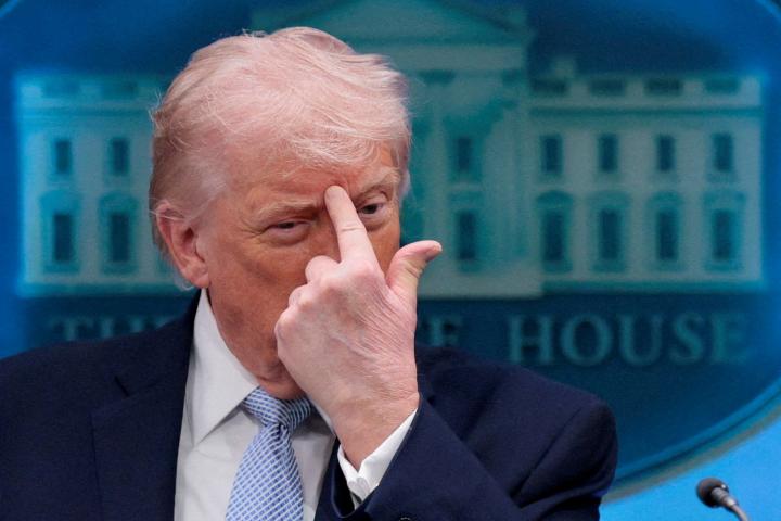 El presidente de EEUU, Donald Trump, gesticula mientras habla durante una conferencia de prensa en la Casa Blanca, en Washington, el 6 de abril de 2026.