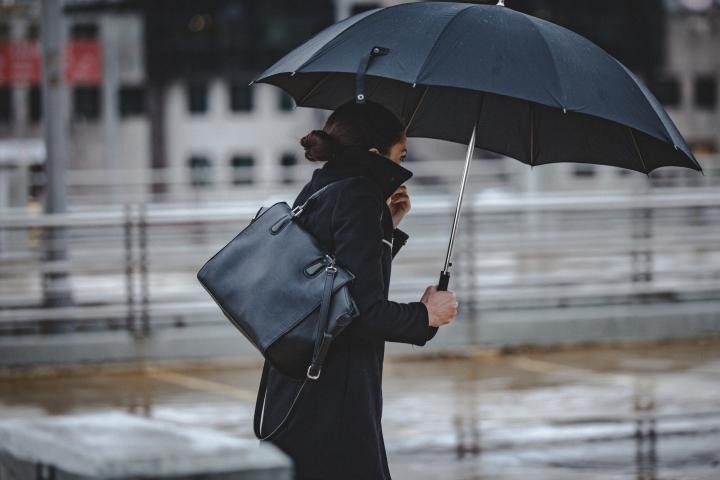 Una mujer se protege con un paraguas