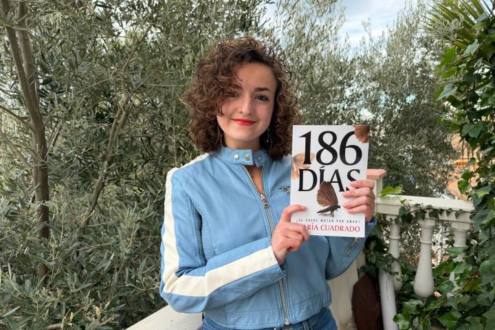 María Cuadrado con su nuevo libro, '186 días'.