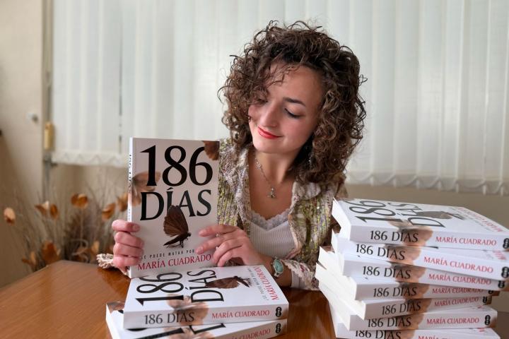 María Cuadrado con su quinto libro, '186 días'.
