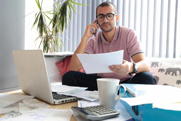 Un hombre joven trabajando con el ordenador